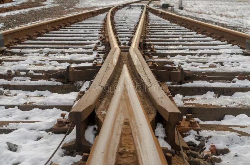 Железная дорога пересекает реку. Пересечение стрелок. Train tracks form. Как поезд пересекает стрелку. Railway intersection.