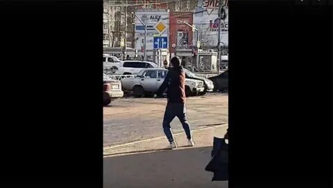 Видео мужчина сел на