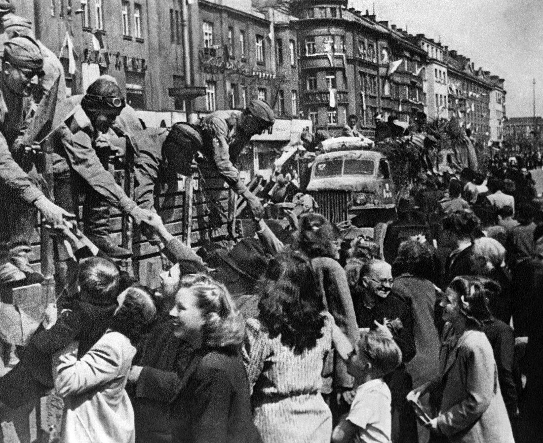 Пражская операция 1945. Пражская операция май 1945 год освобождение Чехословакии. Советские войска в Праге 1945. Советские солдаты в Праге 1945. Освобождение