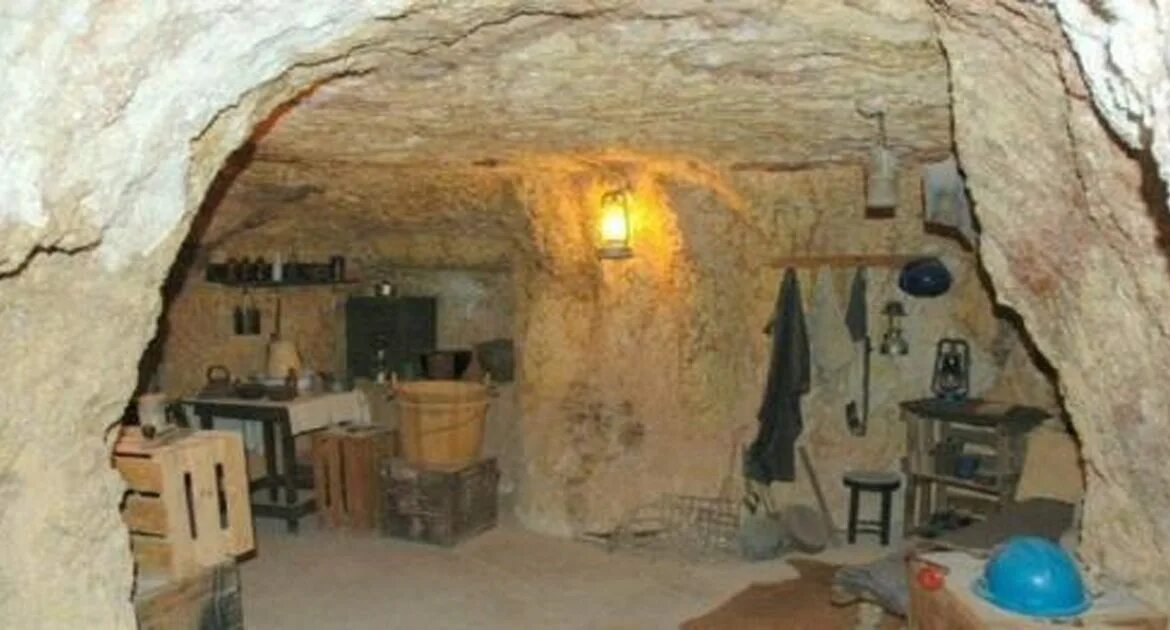 Дом в пещере у китайцев 5. Жилища в пещерах. Пещера жилище. Жилье в пещере. Жилище под землей.