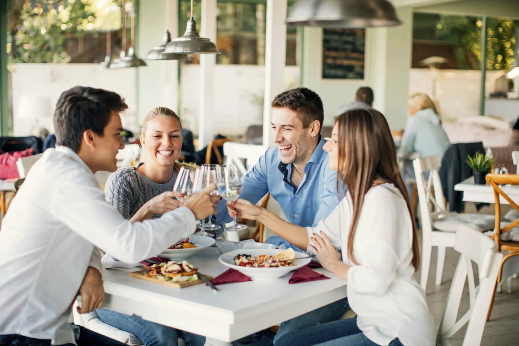 Order dinner. Люди в кафе. Семья в ресторане. Поход в ресторан. Люди в кафе на улице.