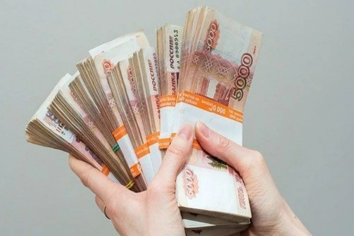 Кредит 5000 рублей. Деньги в руках. Пачка денег. Пачка денег в руках. Много рублей в руках.