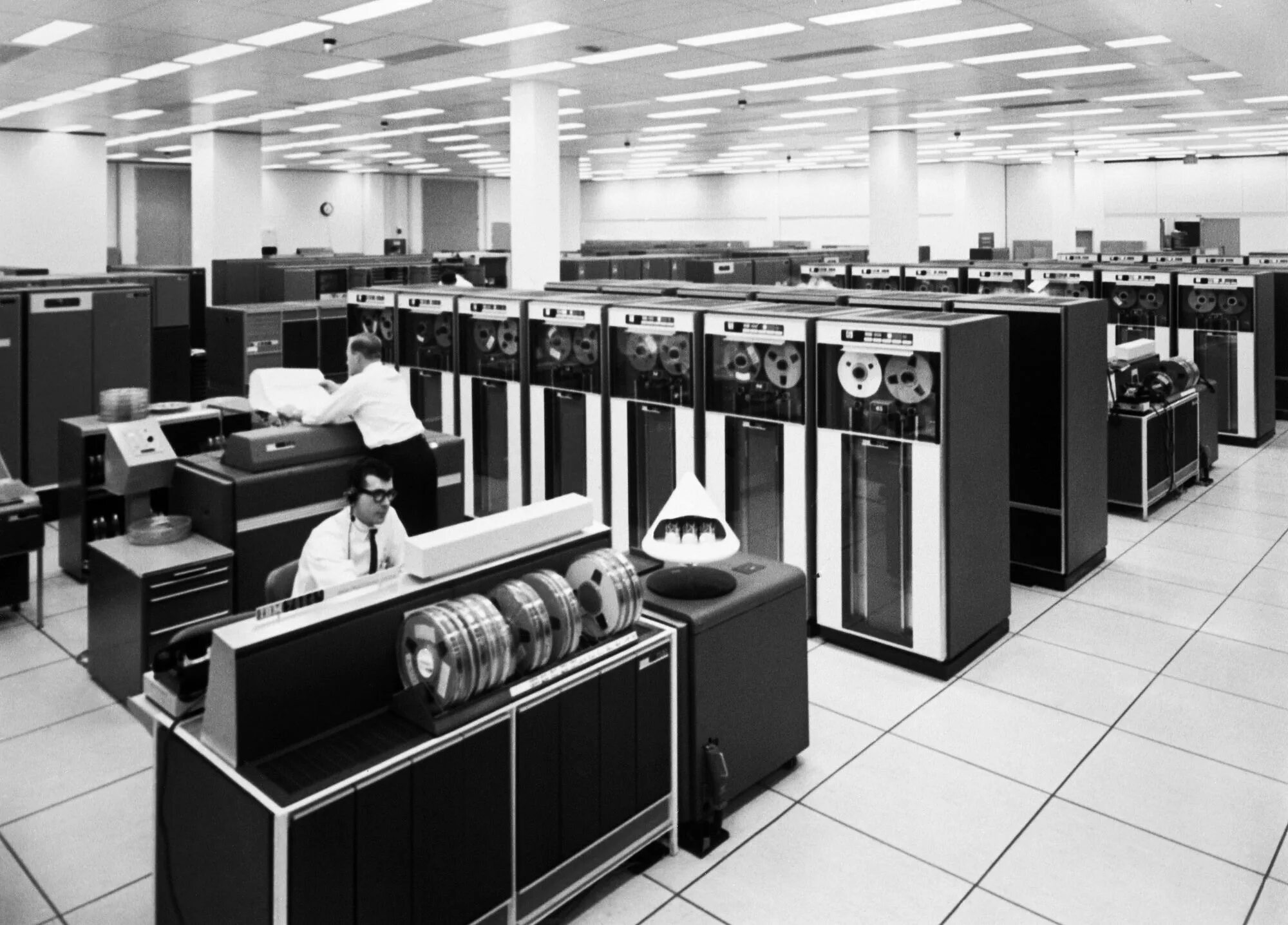 Старые эвм. Эвм ibm 7094. ibm 7090 эвм. мэйнфреймы ibm 1960. мэйнфреймы ibm 1970.