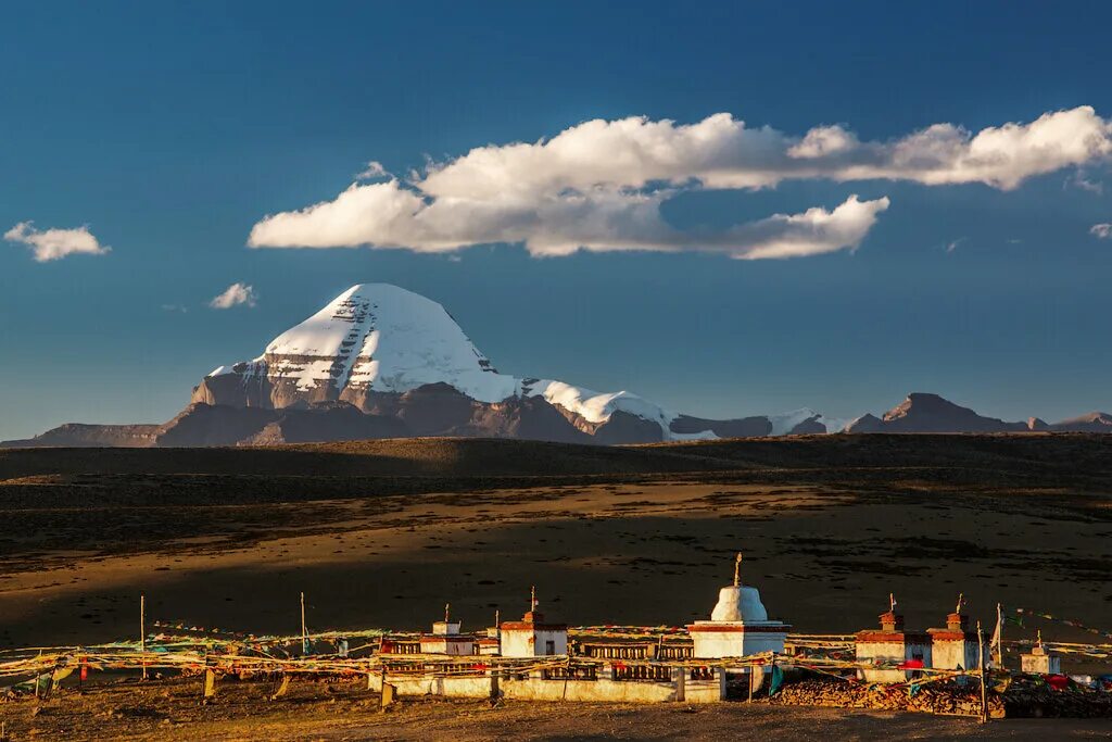Гора на которой стоял дом была. Кайлас гора в Тибете. Тибет Лхаса гора Кайлас. Кайлас (Кангринбоче). Тибет гора Кайлас город богов храм.