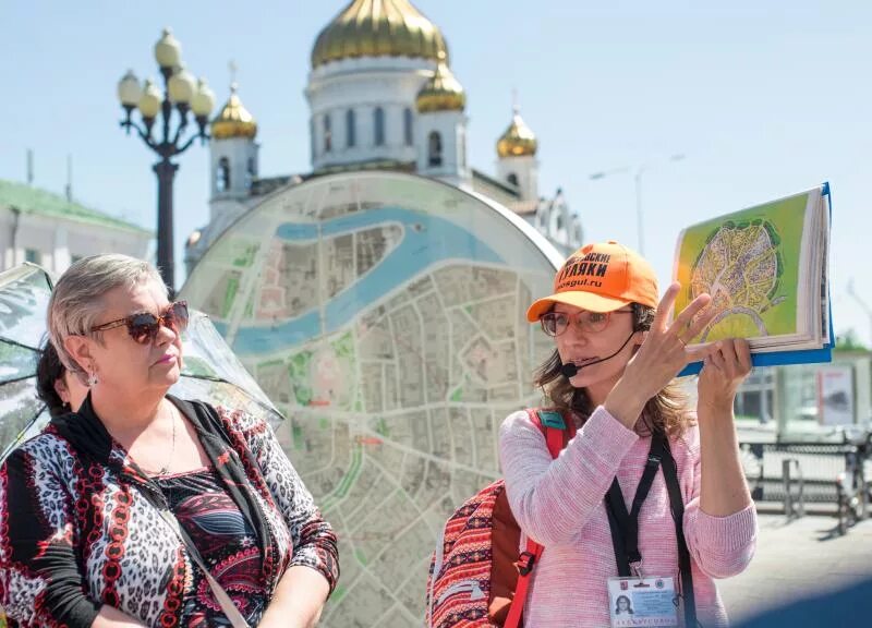 Участвует в жизни города. Экскурсовод. Туристы в Москве. Пешеходная экскурсия. Экскурсии для иностранных туристов.