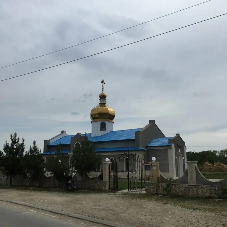 В Севастополе спецтехникой зарывают обвинения в "двойном назначении" кладбища