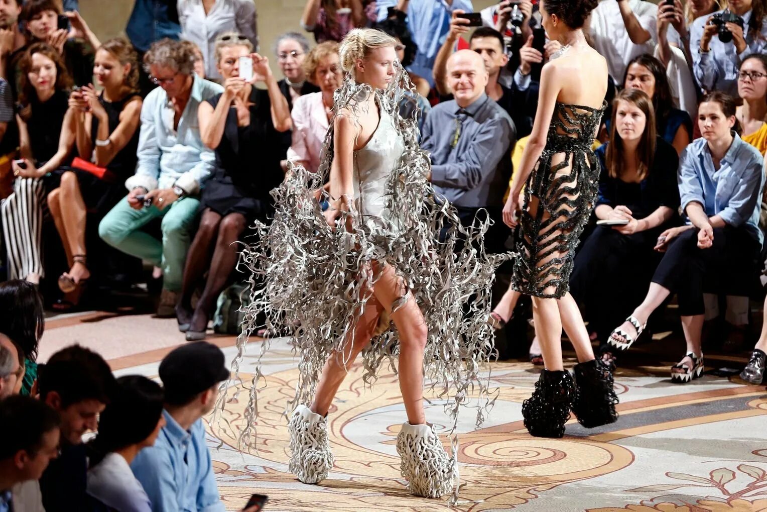 Обсуждение показов. Мода Париж Catwalk. Высокая мода. Модный показ.