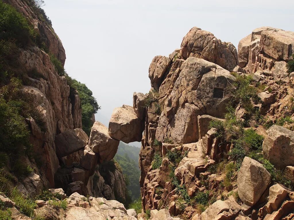Гора бессмертных. Мост бессмертных горы тайшань, провинция шаньдун гора тайшань. Мост бессмертных горы тайшань, провинция шаньдун гора тайшань. Китай гора хуаншань мост бессмертных. Мост бессмертных хуаншань.