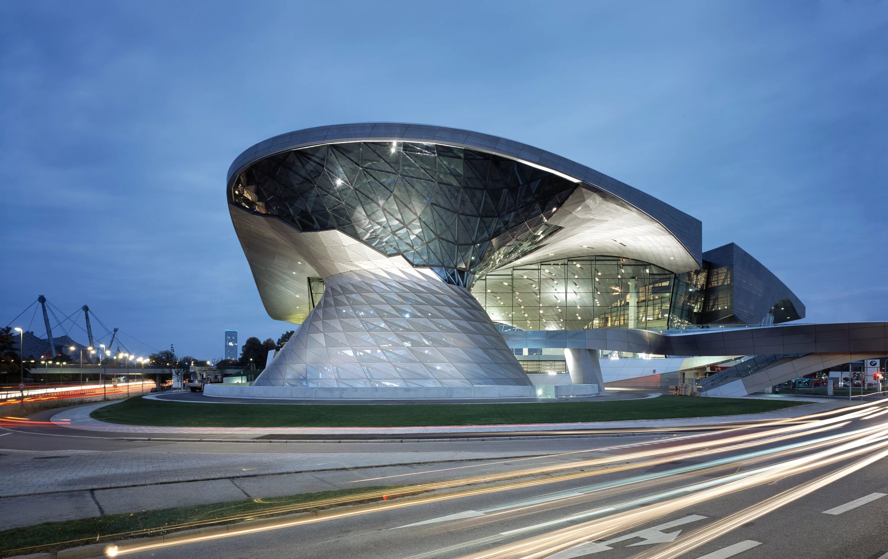 Выставочное здание. Выставочный центр БМВ В Мюнхене. BMW Welt Мюнхен. Многофункциональный выставочный центр "мир BMW" В Мюнхене, Германия. Выставочное здание BMW Welt, Мюнхен, Германия.