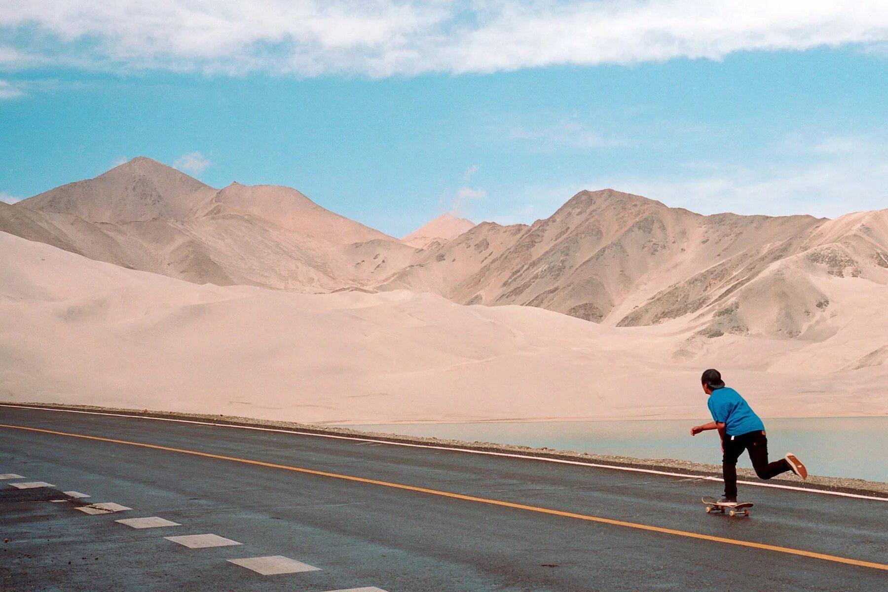 Ride around. Скейтборд в пустыне. Ароунд тхе ворлд. Skate around. Riding a Skateboard around the World.