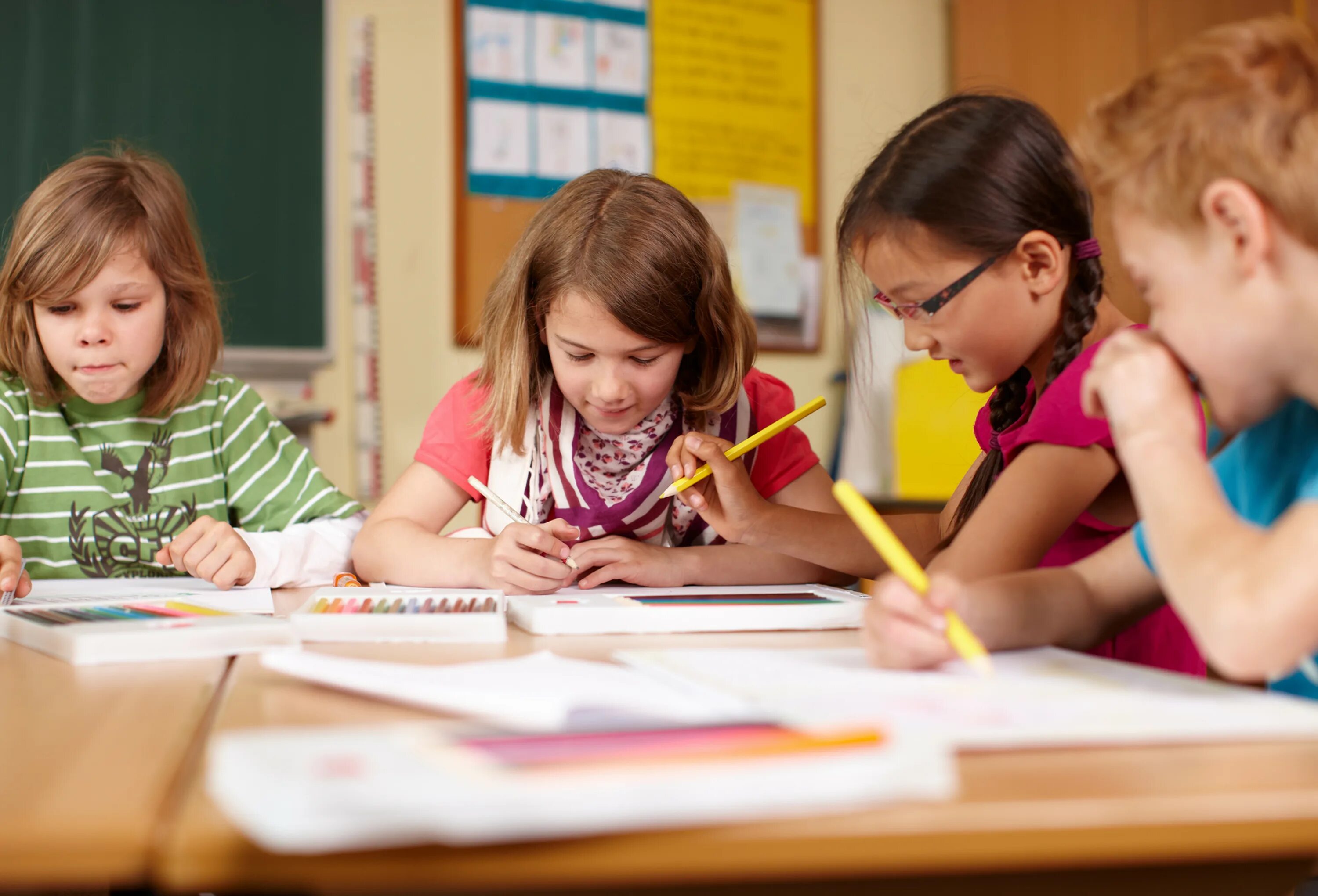 Sind die kinder der. Немецкие дети учатся. Foto kinder lernen Deutsch вертикальная. Schule. In der Schule zurück 4 класс.