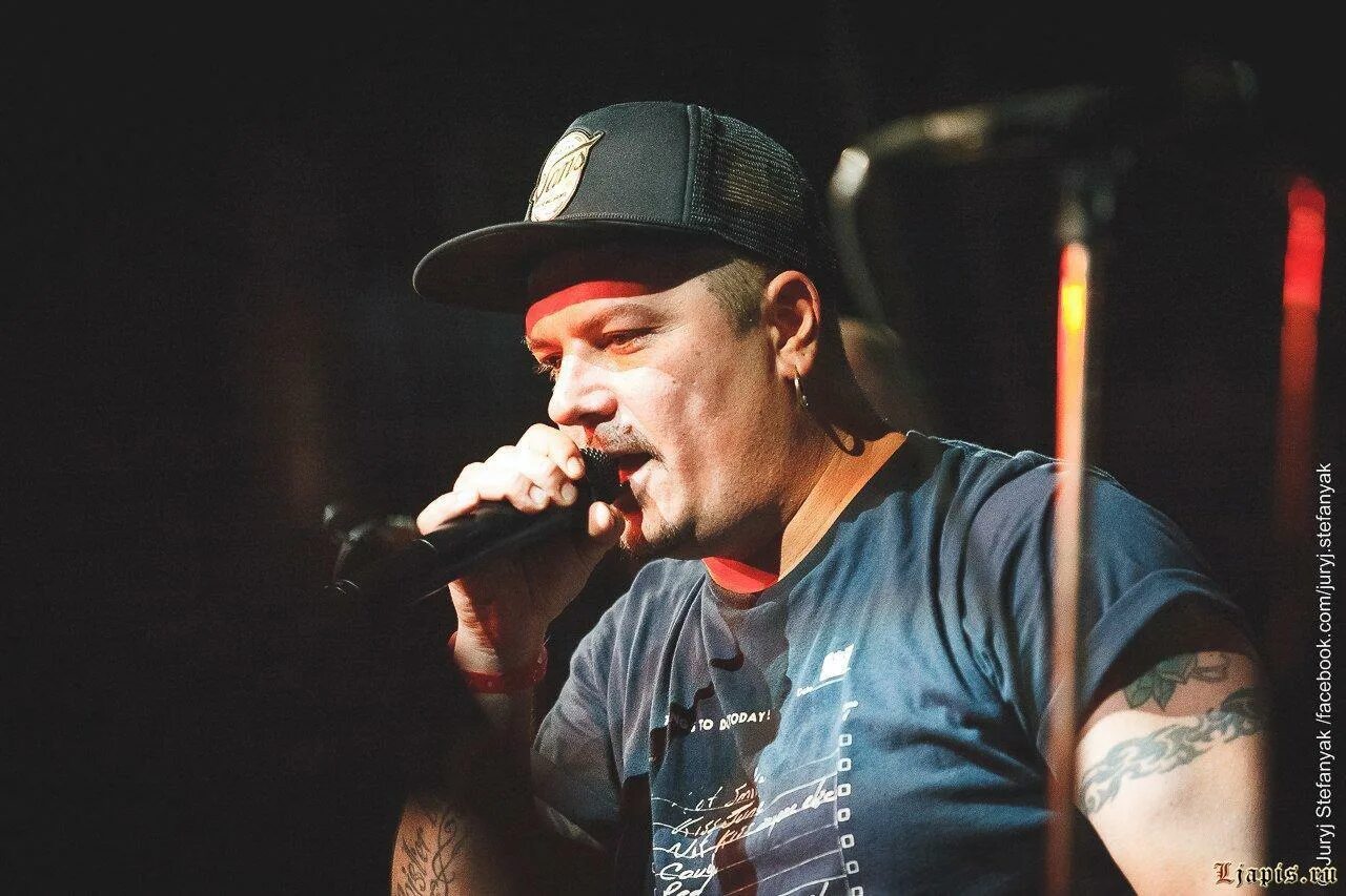 солист группы трубецкой. сергей михалок ляпис трубецкой 1998. ляпис трубецкой исполнитель. солист группы трубецкой. ляпис трубецкой live.