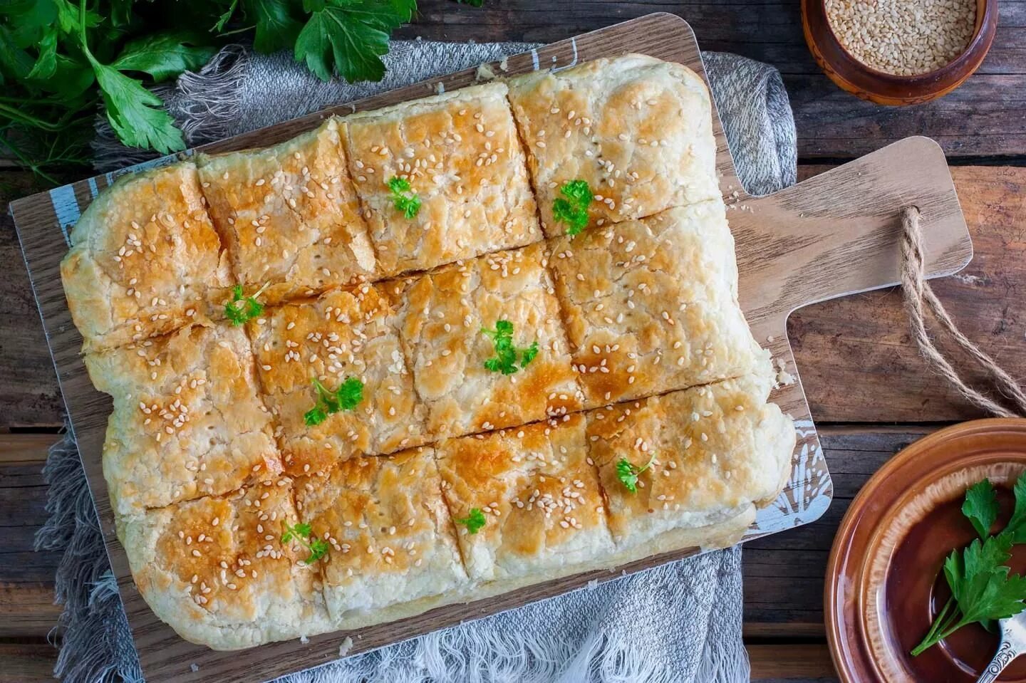 Слоеный пирог с сыром. Пирог из слоёного теста с курицей. пирог с сыром из слоеного теста. слоеные квадратики с начинкой.