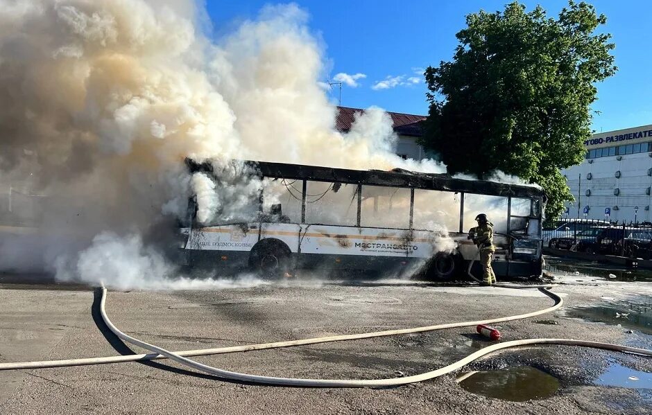 Пожар Сергиев Посад. В Сергиевом Посаде сгорел автобус. Сгорел пассажирский автобус.