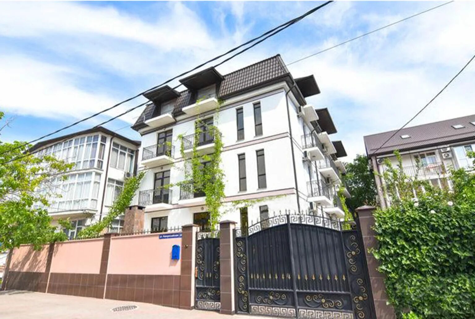 Отель бархат прибрежное. Дом бархат. Адлер гостевой дом бархат на ул просвещения 156. Адлер ул просвещения 156 б. Дом бархат.