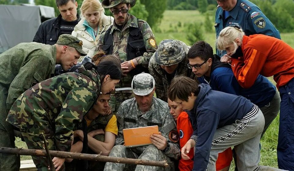 Людей канал поиск людей. Поисковые группы людей. Волонтёры ищут пропавших людей в лесу.