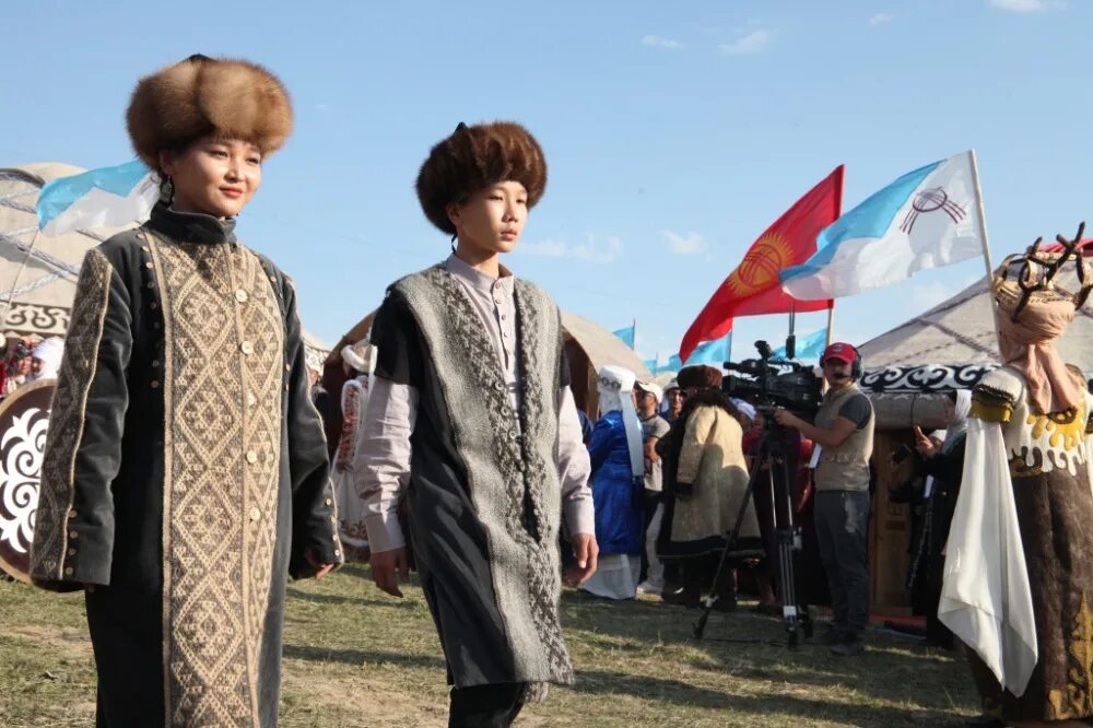 Одежда кочевых народов. Костюм кочевника. Одежда кочевников. Кыргызские кочевники одежда. Одежда кочевников.