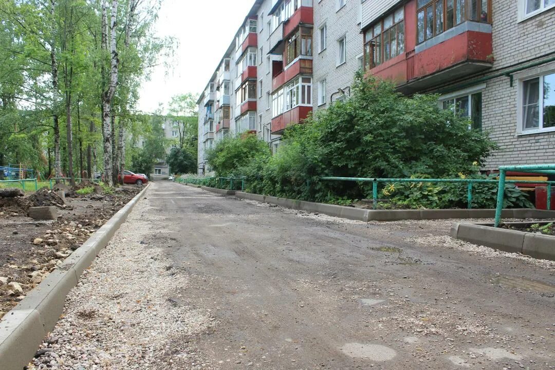 Городская среда великий новгород. Дворы улицы Великого Новгорода весной. Дворовая часть дома. Отремонтировать часть двора. Комфортная городская среда Великий Новгород.