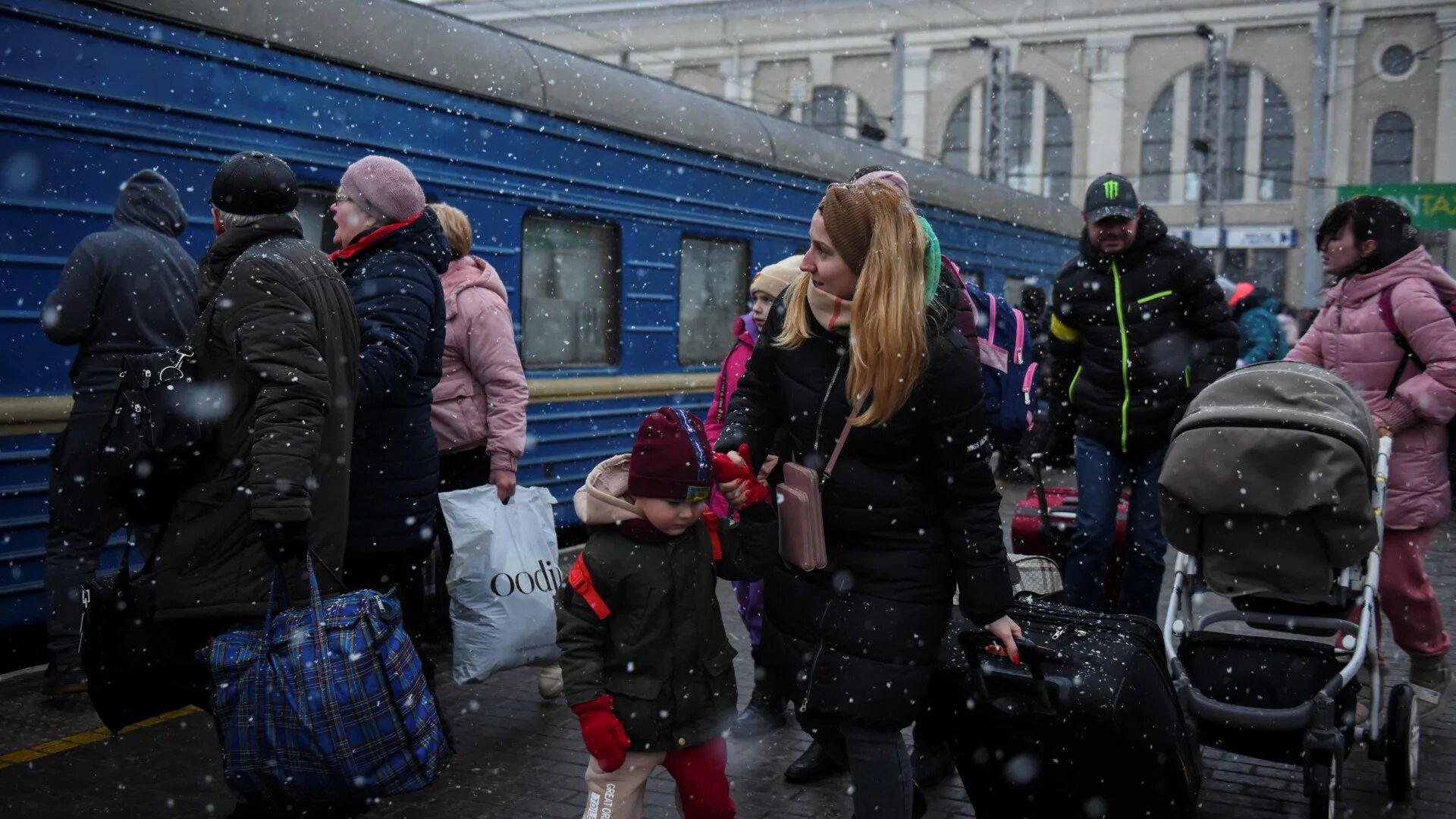 Сколько покинуло украину. Беженцы с Украины. Беженцы из Украины в Россию. Люди уезжают.