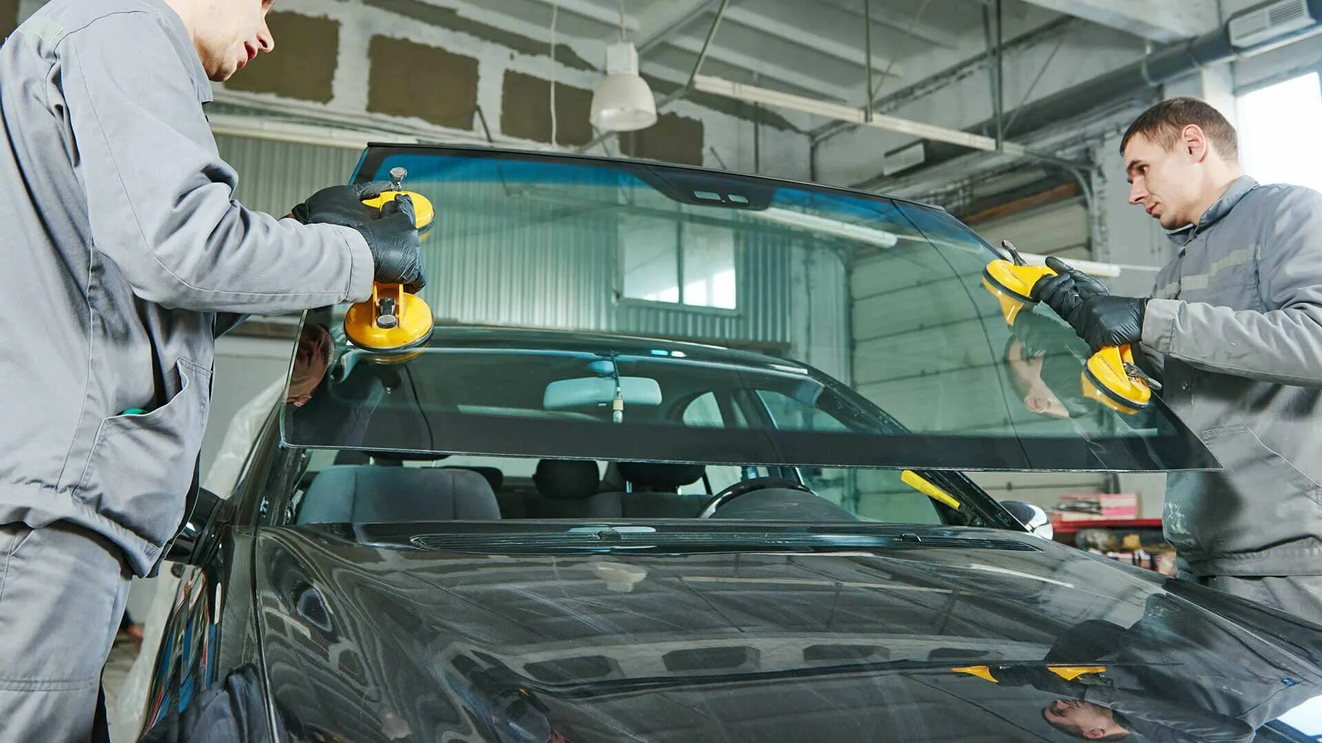 Что делать после замены стекла. Повреждения стеклом. Что делать после замены стекла. Протечки лобового стекла. Автомобиль с дефектом лобового стекла.