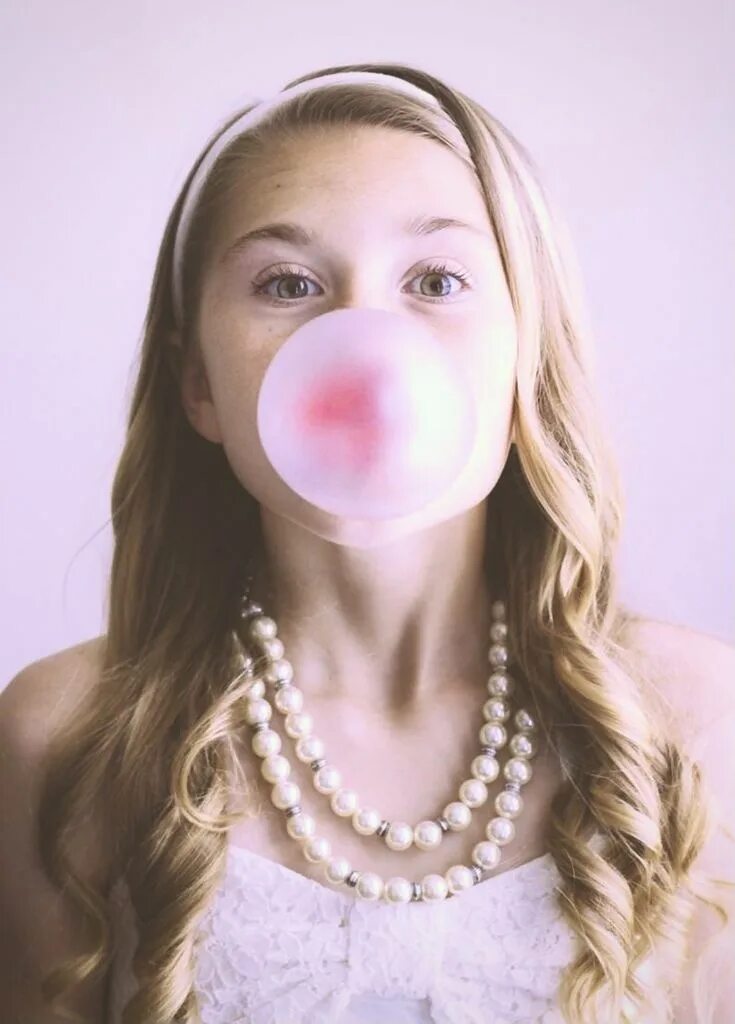 Женщина жвачка. Девушка с жвачкой. Пузырь из жвачки. Фото жвачки. Bubble Gum девушка.