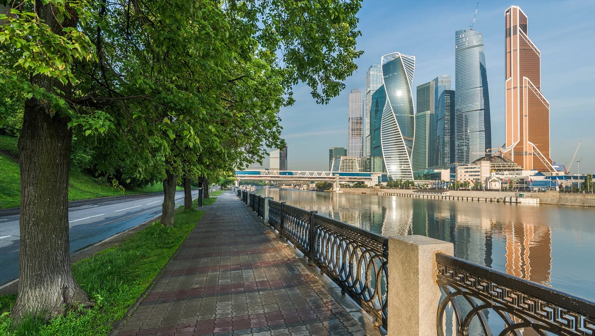 Москва летом 2019. Москва Сити с набережной Тараса Шевченко. Набережная Тараса Шевченко вид на Москва Сити. Смотровая площадка на набережной Тараса Шевченко. Набережная Тараса Шевченко Москва река.