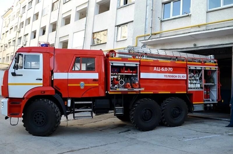 Пожарный автомобиль оборудованный. МЧС аварийно-спасательная техника. МЧС РФ техника. Спасательная техника КАМАЗ МЧС. Пожарная машина МЧС.