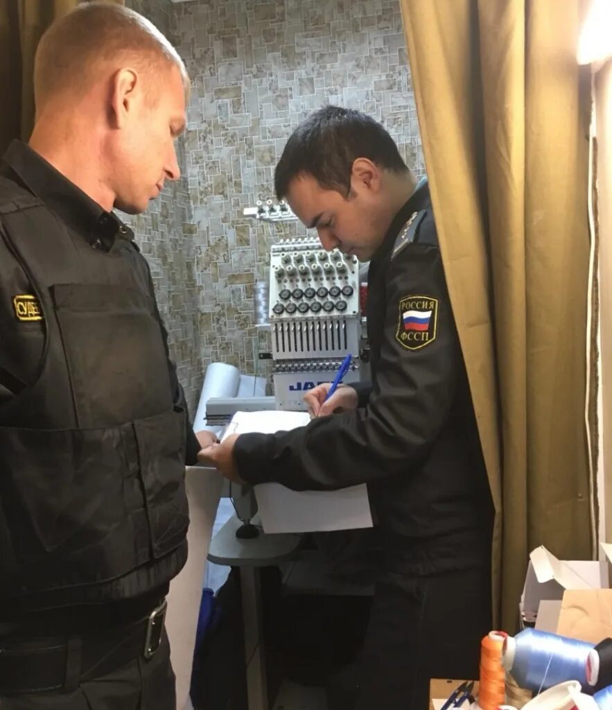 Судебные приставы девушки в форме. Куйбышева 67 астрахань приставы. Приставы икряное судебные. Ахтубинский росп. Икрянинский районный отдел судебных приставов.