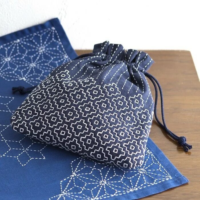 Японская вышивка сашико. Традиционная японская вышивка сашико. Техника сашико. Японская вышивка сашико боро техника. Японская стежка сашико на одежде.