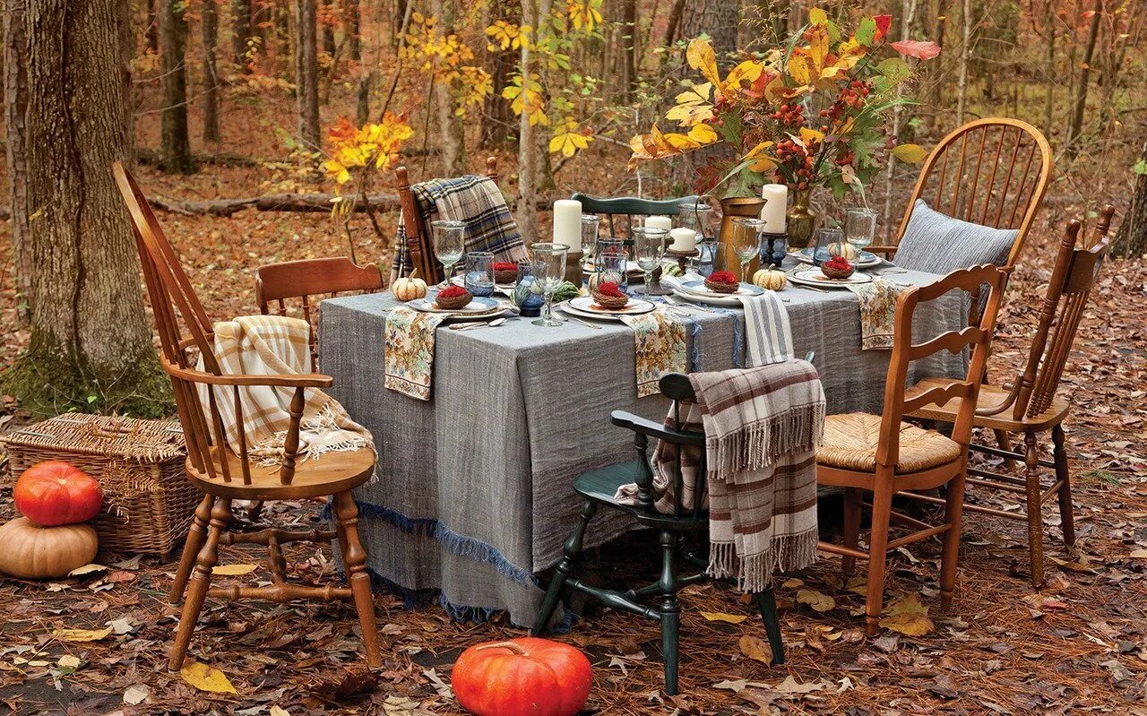 Осенний пикник. Стол на природе. Пикник осенью на природе. Чаепитие в осеннем саду.