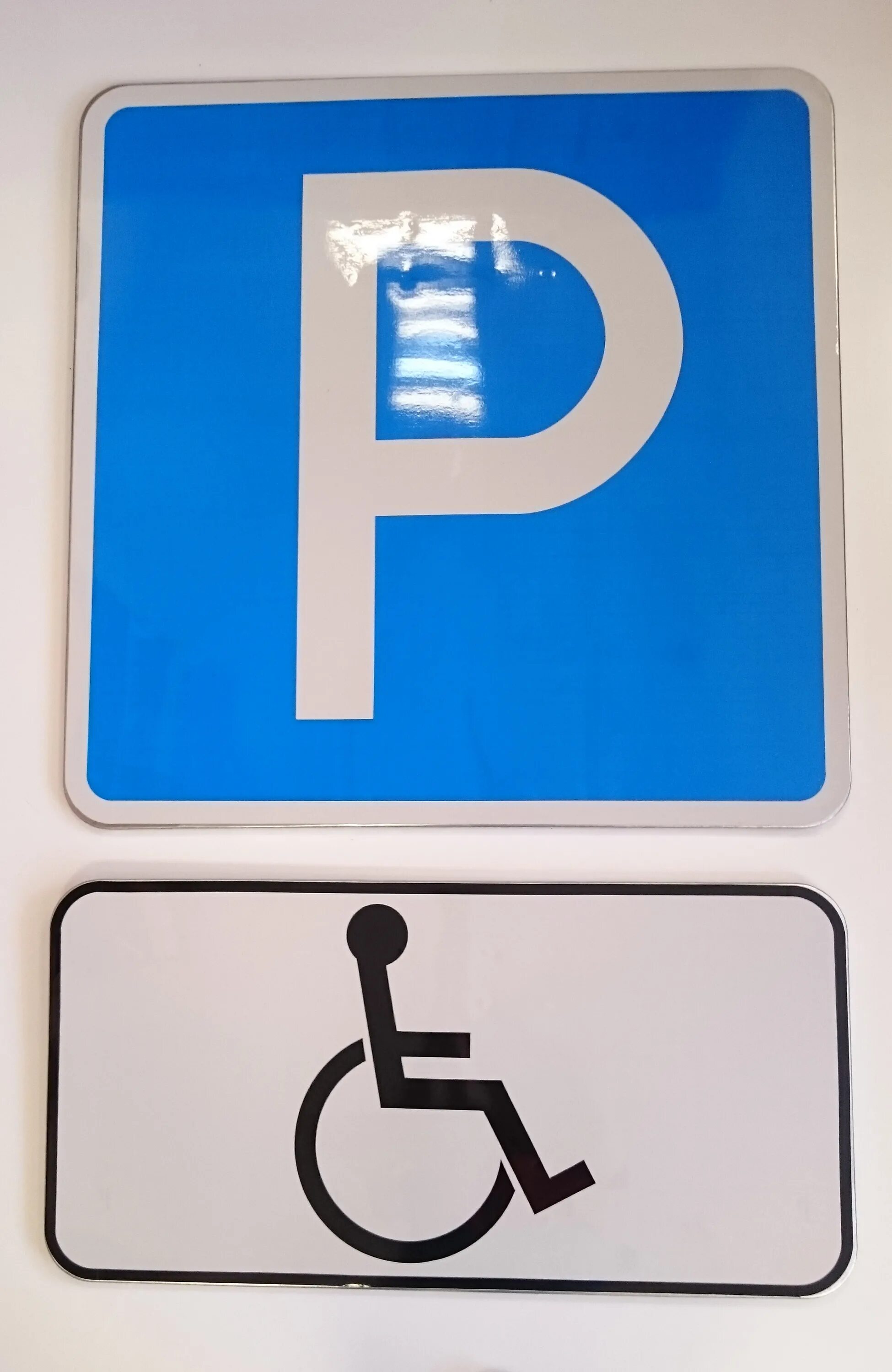 Парковка для инвалидов какой знак. Знак 8.17 парковка для инвалидов. Знак парковка для инвалидов 6.4.17д. Знак дорожный "парковка для инвалидов" 700х1050мм. Знак 6.4.17 д стоянка для инвалидов.