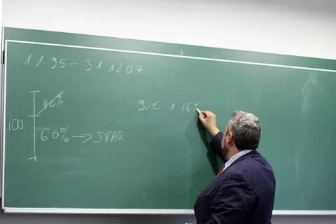 Учитель пишет на доске