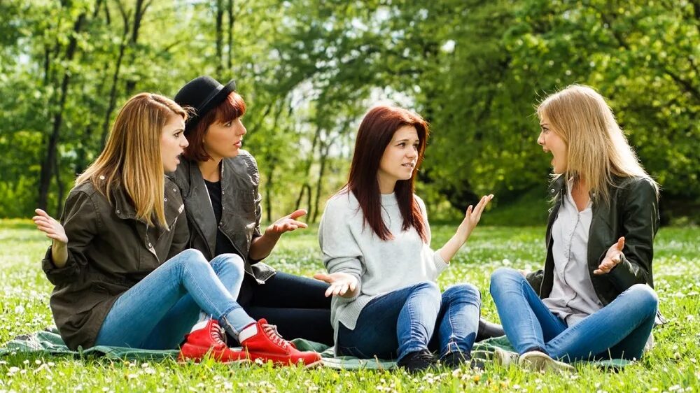 Межличностный конфликт подростков. Беседа подростков. Разговор молодежи. Болтать с друзьями. Подросток со сверстниками.
