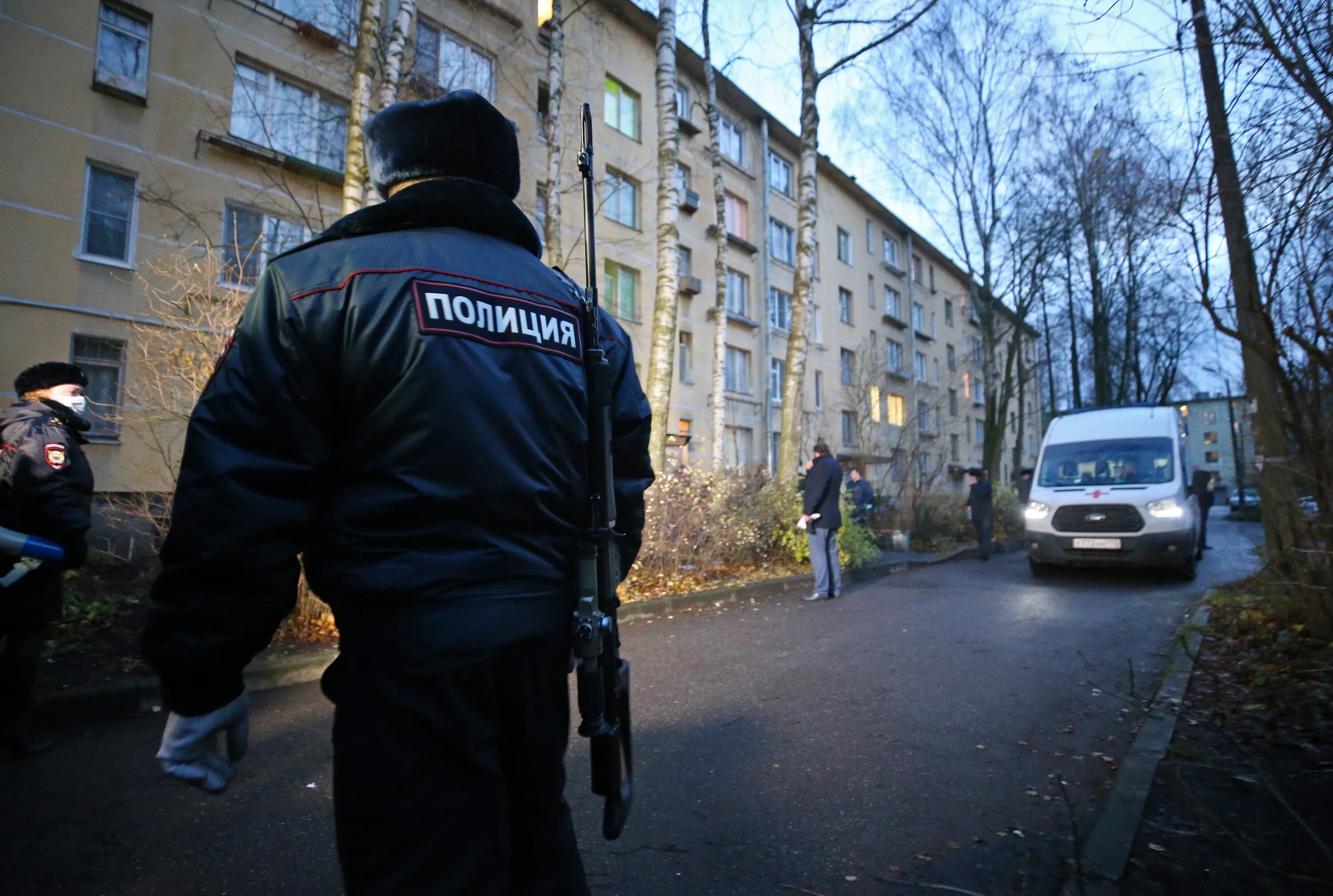 Захват квартир. Сдался полиции. Полицейский в квартире. Санкт-Петербург полиция в квартире.