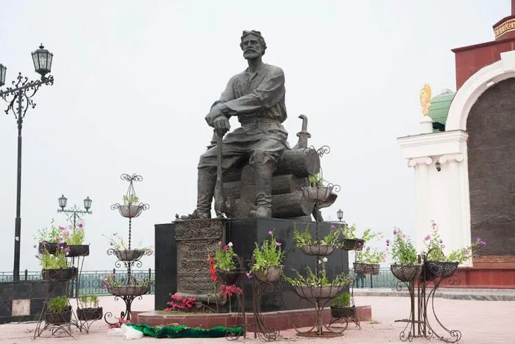 Памятник Петру Бекетову в Якутске, 27.09.2007 г. Фотография из альбома Фотографи