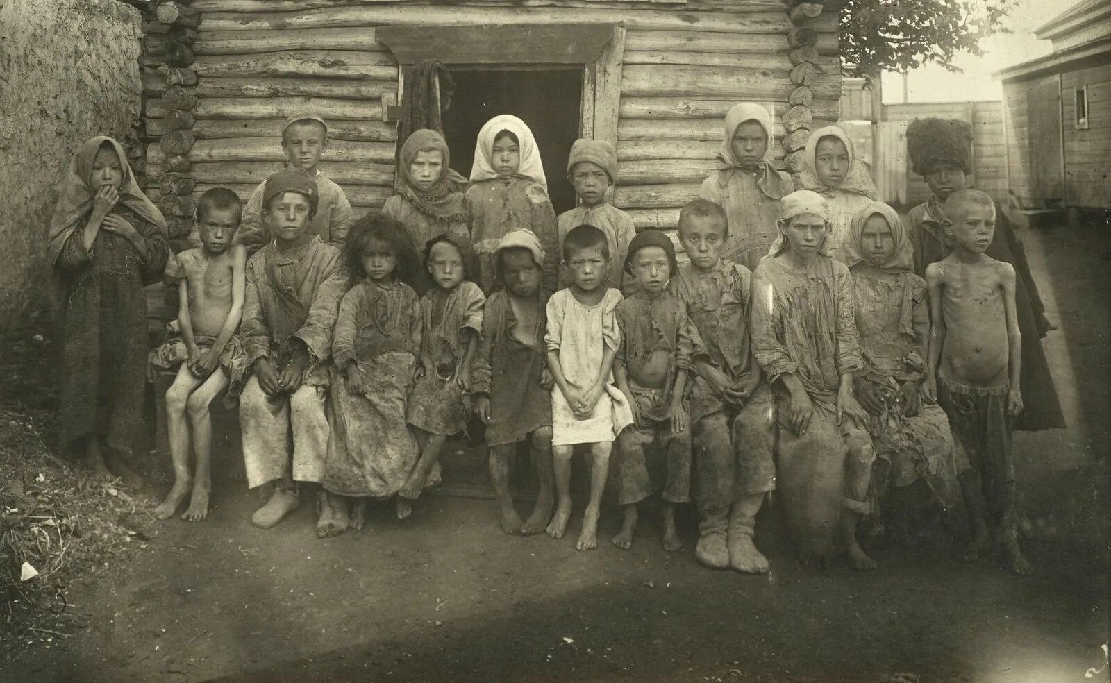 Голод 1921г. Голод 1921 1922 гг. Голод 1921 1922 гг. Голодающие в оренбурге 1921. Голод в поволжье 1921-1922 каннибализм.