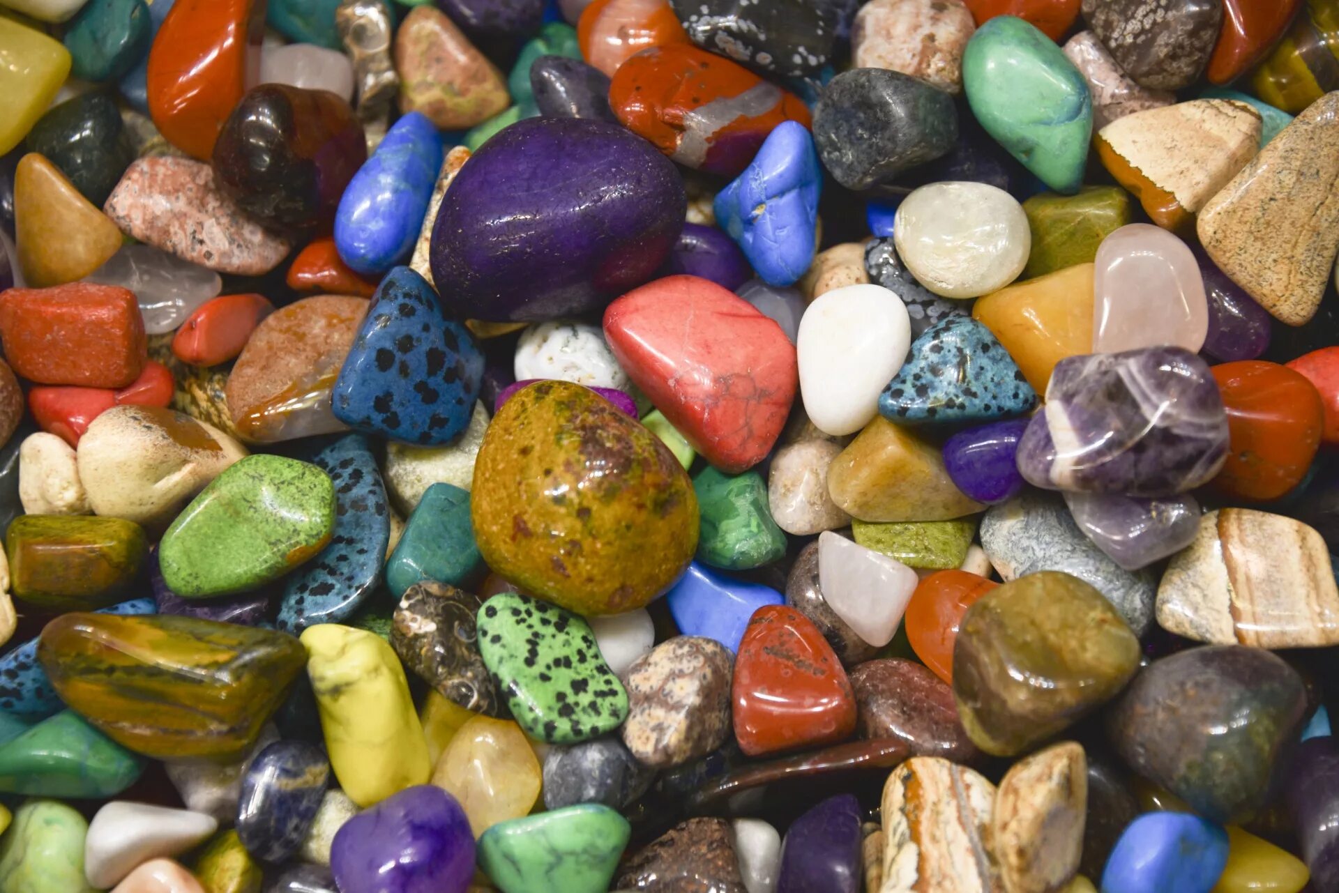 Разнообразие камней. Разноцветная морская галька. Цветные камешки. Разноцветные камни. Красивые камушки.