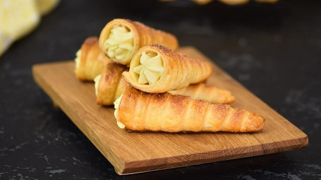 Трубочки слоеные с белковым кремом. Трубочки с заварным кремом. Шарлиз слоеные трубочки. Трубочки с заварным кремом. Слоеные трубочки.