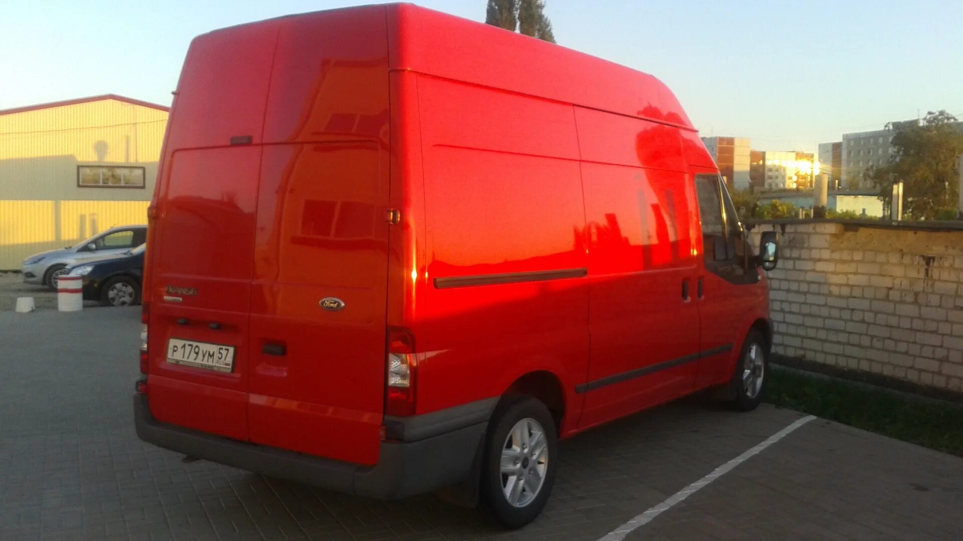 Услуга транзит. Красный Форд Транзит 2001. Ford Transit грузовой красный. Ford Transit 2001. Ford Transit VII Red.