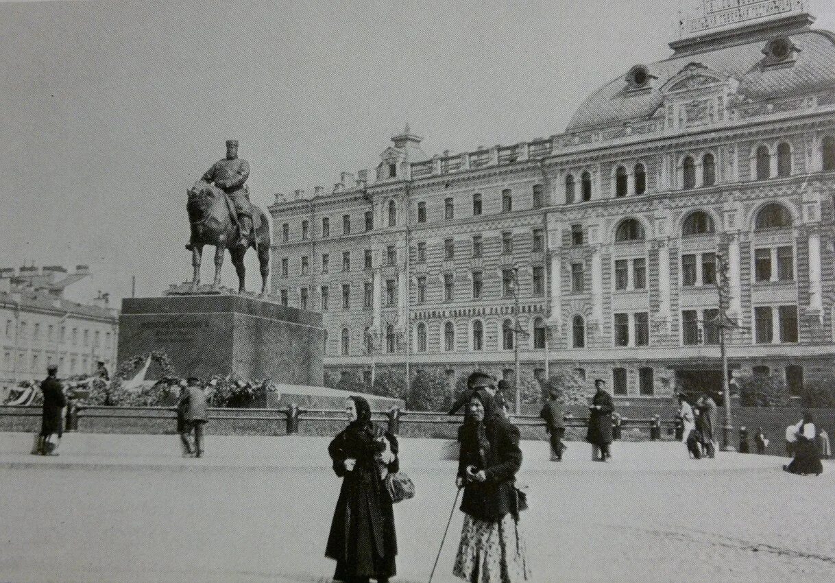 Горожане петербурга начала 19 века. Памятник императору александру 3 в санкт-петербурге. Санкт-петербург 1909 год. 1909. 1909 год в петербурге.