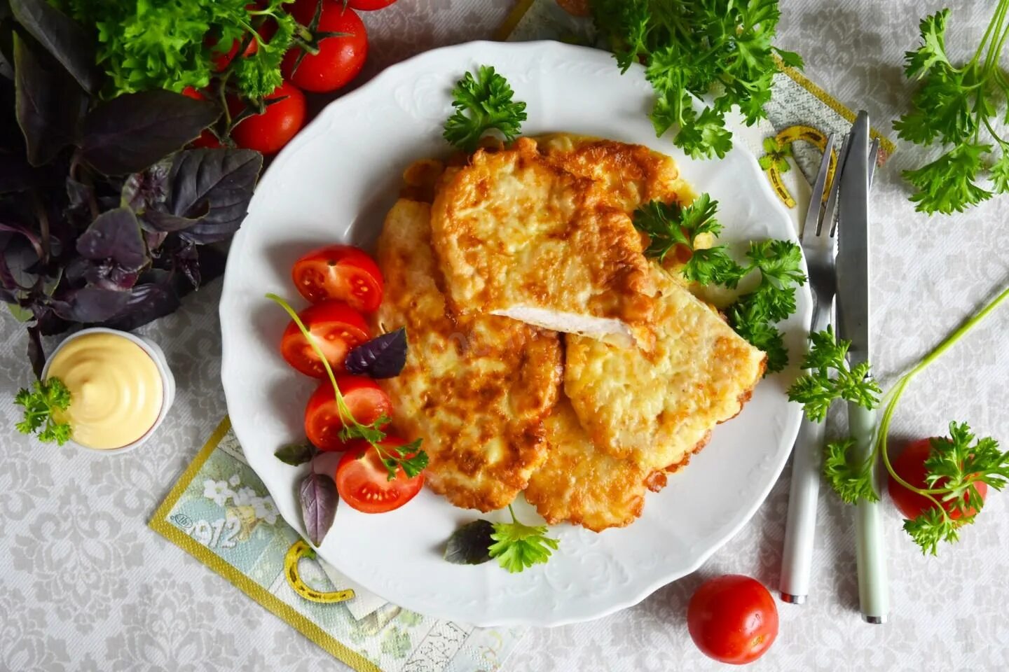 Куриные грудки в кляре калорийность. Куриная отбивная в морковном кляре. добрый вечер курица отбивная в кляре. рис с отбивной в кляре. отбивные из куриной грудки с колбасой.