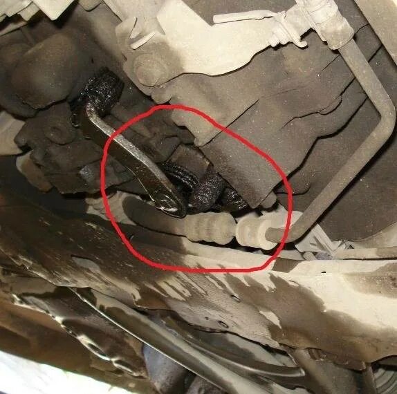 Куда девается масло из двигателя. Renault scenic 3 датчик масла мкпп. renault clio 2 течет масло коробки 1.4. течь кпп логан 1 снизу. рено меган 2 автомат капает масло.