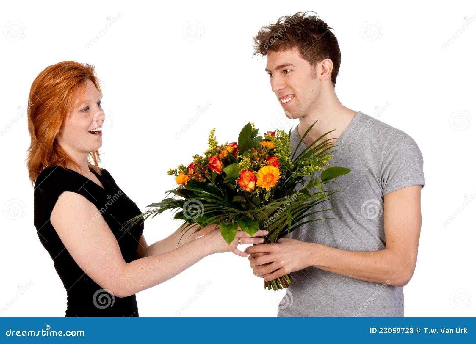 Сонник муж подарил. Мужчина дарит цветы женщине. Мужчина дарит букет цветов. Парень дарит девушке цветы. Парень дарит цветы маме.