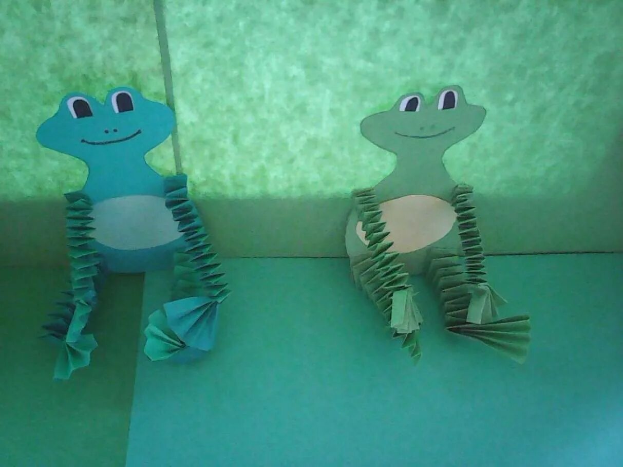 Игрушка с пружинками лягушка. Игрушки гармошки из бумаги. Игрушка с пружинками технология 2. Поделки пружинки из бумаги. Игрушка пружинка из бумаги.