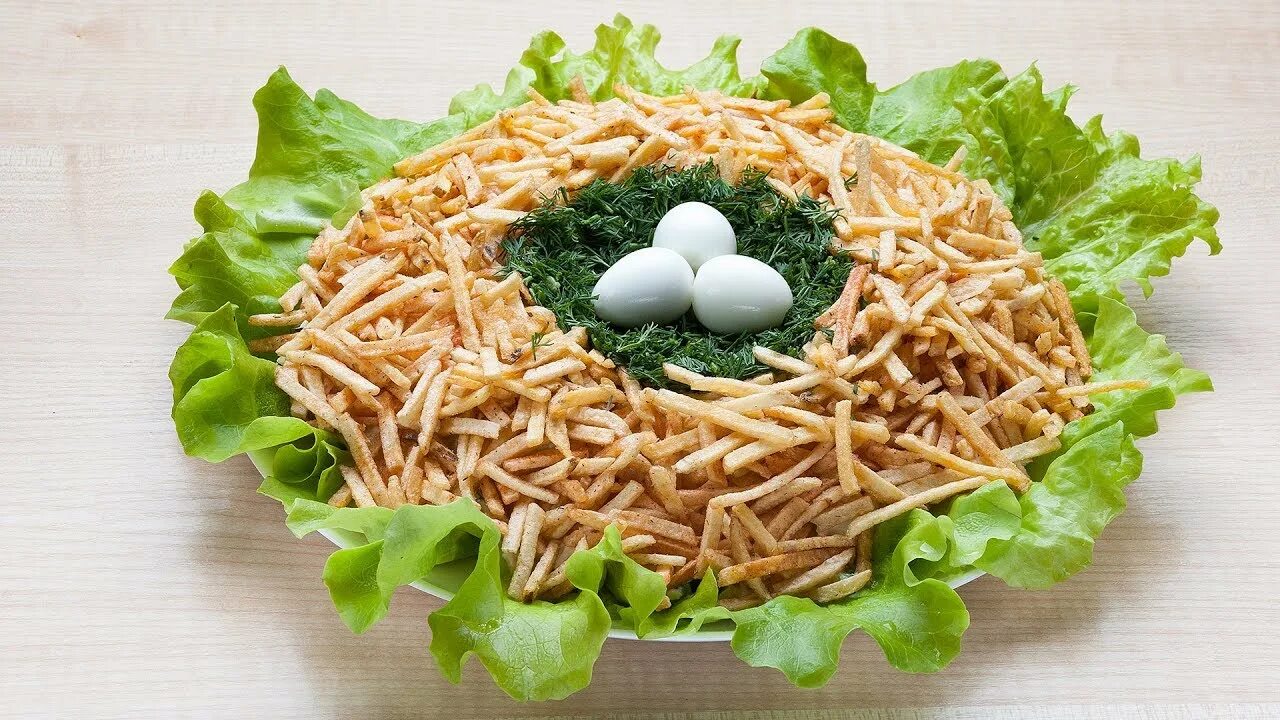 Рецепт кукушкино гнездо. Салат глухаря гнездо глухаря. салат гнездо. салат гнездышко. салат куриное гнездо.