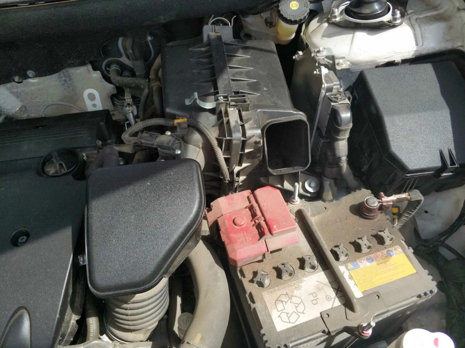 Воздушный фильтр mitsubishi outlander2. Фильтр воздушный митсубиси асх. Воздушный фильтр аутлендер хл 3. Замена воздушного фильтра митсубиси аутлендер. Замена воздушного фильтра митсубиси аутлендер.