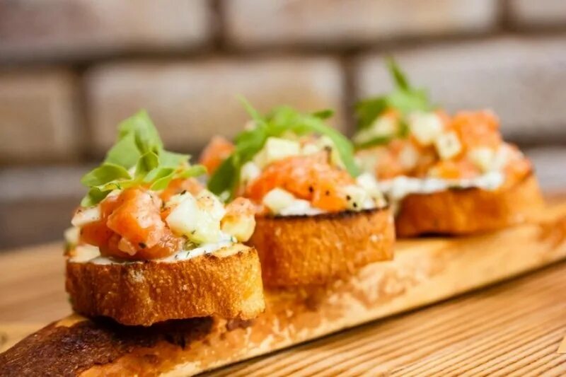 Рецепты со сливочным сыром с фото. Брускетта с лососем и авокадо и сливочным сыром. брускетта с семгой и творожным сыром. брускетта с семгой и авокадо. брускетта с лососем и сливочным сыром.