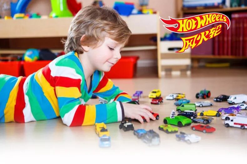 Hot wheels дети играют. Child playing with Toy car track. Boys playing with hot Wheels.
