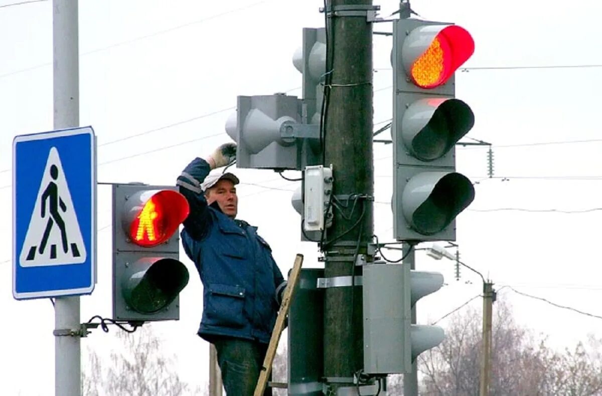Светофор на Калинина Барнаул. Крепление светофора. Современный светофор. Неработающий светофор. Светофорный воин