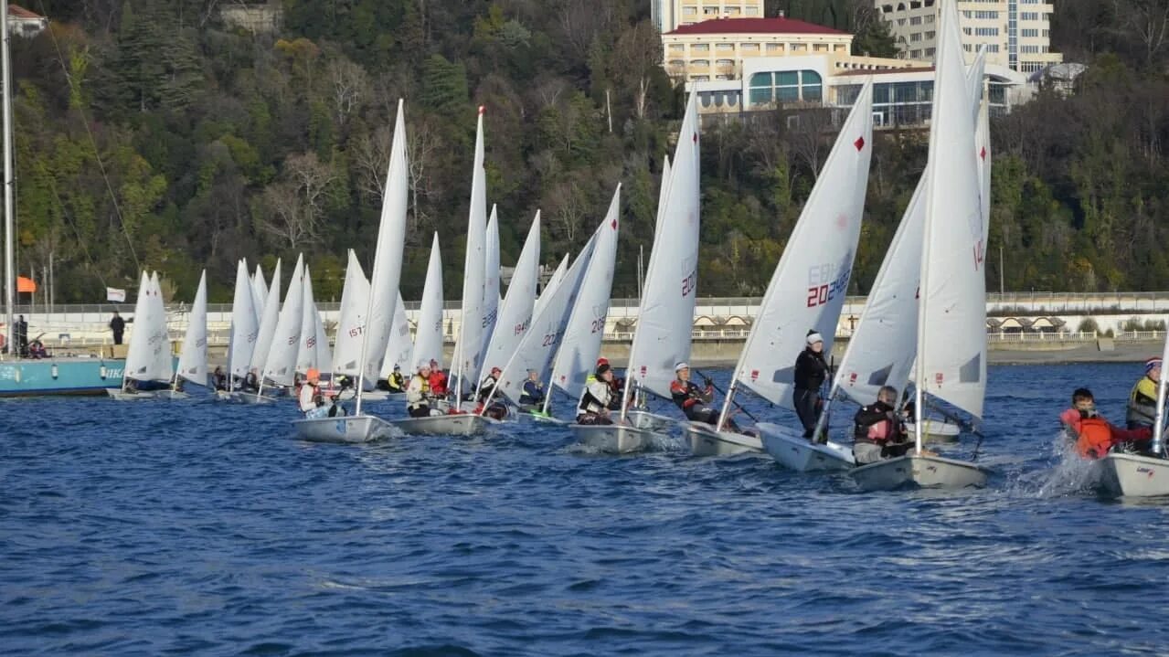 Спорт в крыму купить. Соревнования по парусному спорту. Лазер стандарт парусный спорт. Регата на яхтах в Азербайджане. Парусник Крым.
